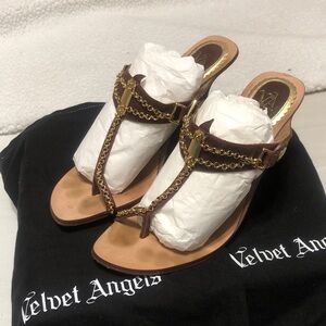 Velvet Angels Brown Leather T-Strap Sandals with Gold Chain Trim 7.5
